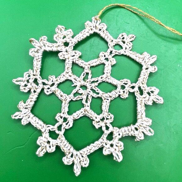 Lot of 6 VTG Handmade Crochet Snowflake Ornaments 1980s Metallic Holiday Décor - Picture 4 of 8